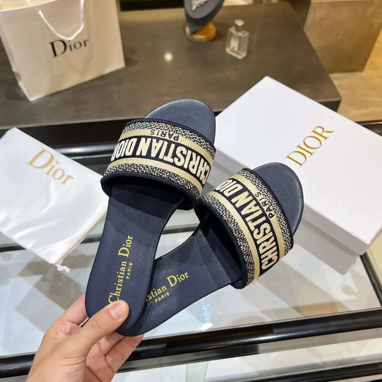 👟👟Ex-factory price 360👟👟 (Dior) Dior counter new color women's flat slippers. 💥 💥 💥 Fashionable and novel. Simple and elegant yet elegant. [Rose] [Rose] [Rose] The original version is developed at 1:1, and the material is the same as the original version. Color. Black. Red. Pink. Blue..., code number 35-40. (41 can be customized)